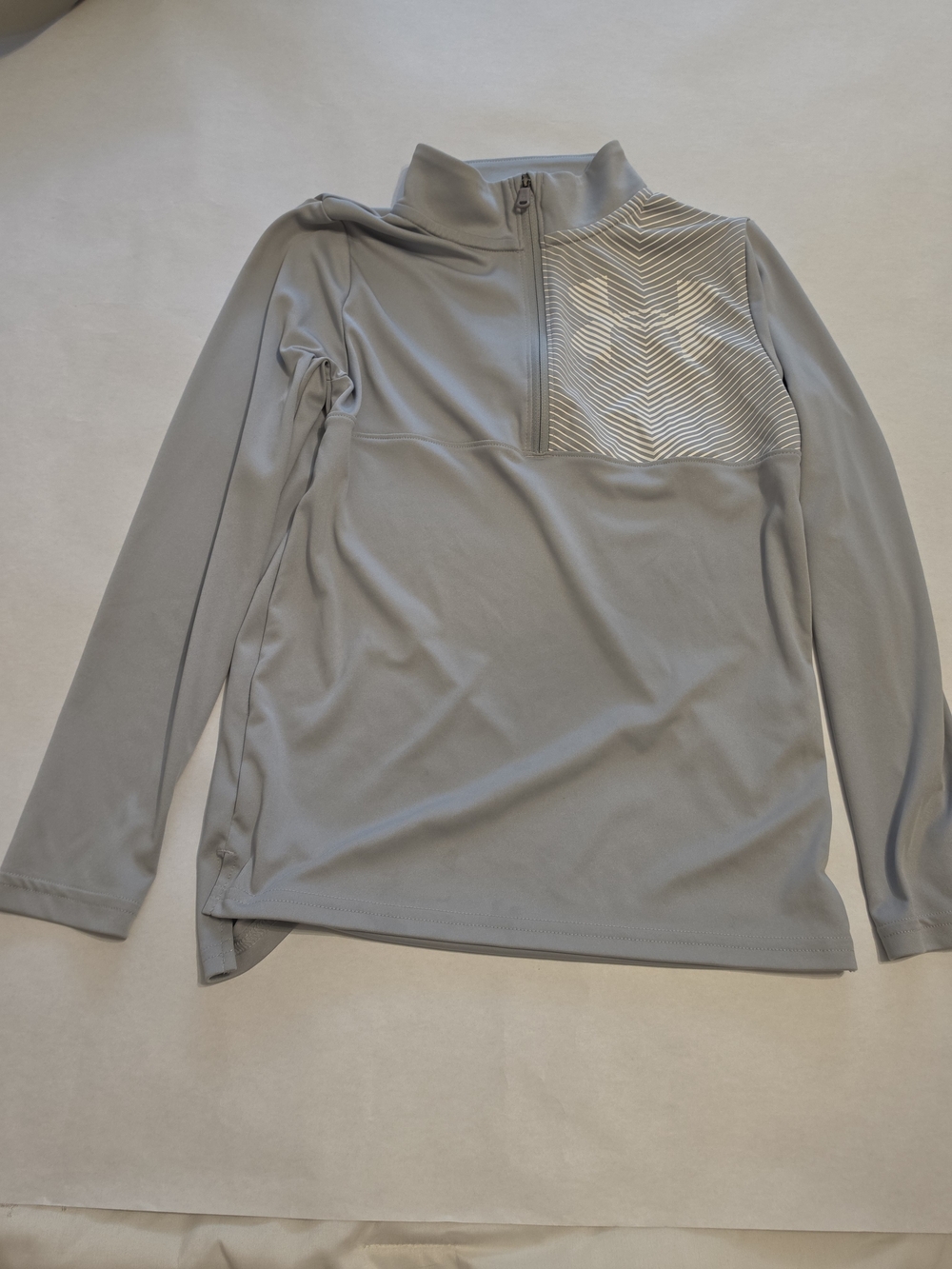 Kids Under Armour Long Sleeve Quarter-Zip Top in Light Gray Size Medium